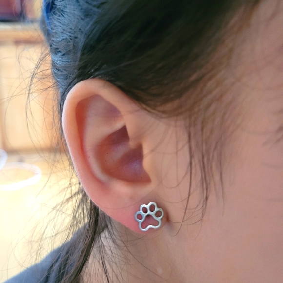 Set of cute dog paw shaped silver stainless steel earrings - Picture 2 of 4